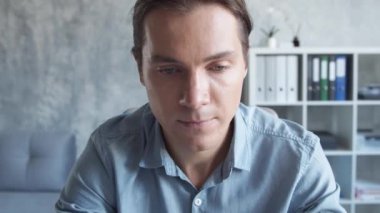 İşadamı, bilgisayar teknolojisini kullanarak modern ofiste tek başına çalışıyor. Genç ve kendinden emin iş adamının işyeri..