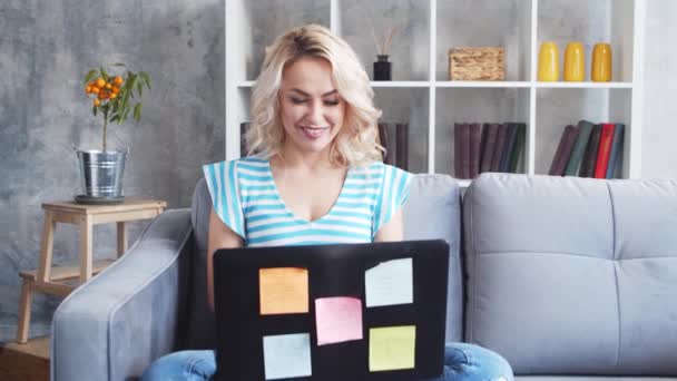 Giovane Attraente Donna Lavora Casa Utilizzando Computer Portatile Libero Professionista — Video Stock