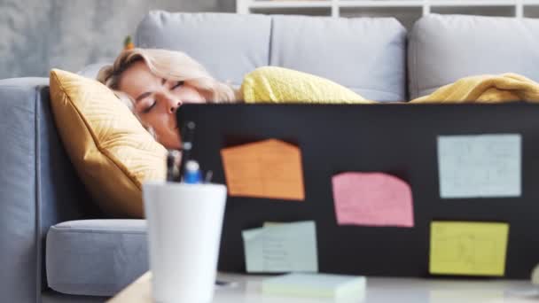 Freelancer Mädchen Müde Von Der Arbeit Schläft Auf Der Couch — Stockvideo