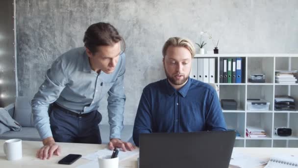 Moderní Kanceláři Spolupracují Dva Podnikatelé Tým Obchodníků Brainstorm Koncepce Spouštění — Stock video