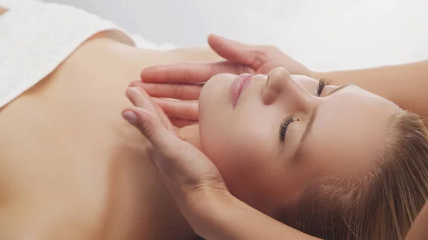 Mujer Joven Hermosa Saludable Salón Masajes Tratamientos Tradicionales Masaje Facial — Foto de Stock