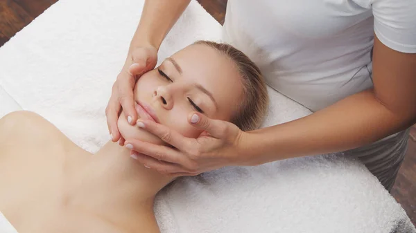 Mulher Jovem Bonita Saudável Salão Massagens Terapia Massagem Facial Tradicional — Fotografia de Stock