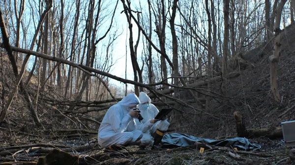 Los Detectives Están Recogiendo Pruebas Una Escena Del Crimen Los — Foto de Stock