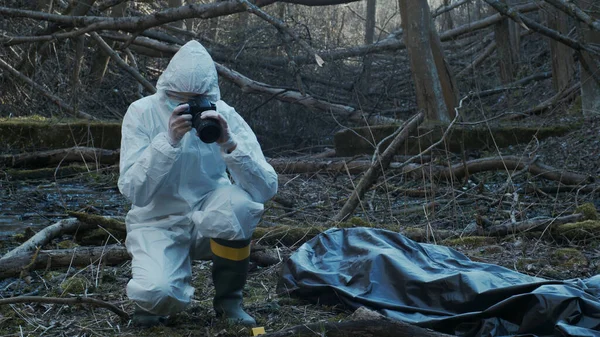 Detective Está Recogiendo Pruebas Una Escena Del Crimen Los Especialistas — Foto de Stock