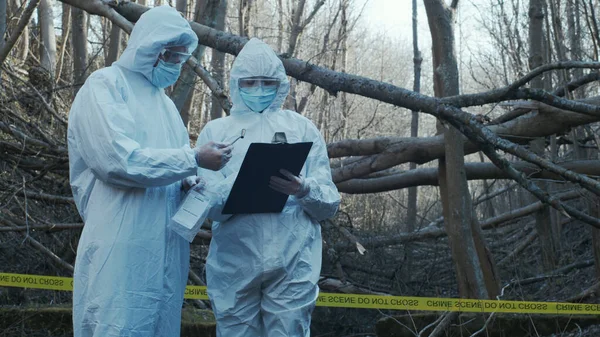 侦探们正在犯罪现场搜集证据 法医专家正在提供专门知识 森林中的专业警察调查 — 图库照片