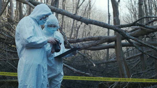 Los Detectives Están Recogiendo Pruebas Una Escena Del Crimen Los — Foto de Stock