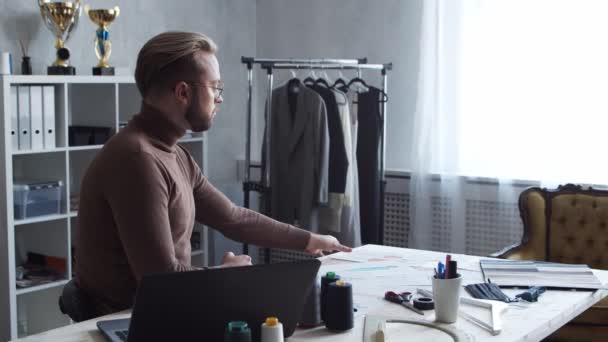 Lieu Travail Jeune Talentueux Créateur Mode Tailor Travaille Seul Dans — Video
