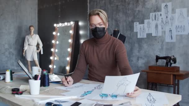 Arbeitsplatz Junger Und Talentierter Modedesigner Schneider Arbeitet Allein Stilvollem Loft — Stockvideo
