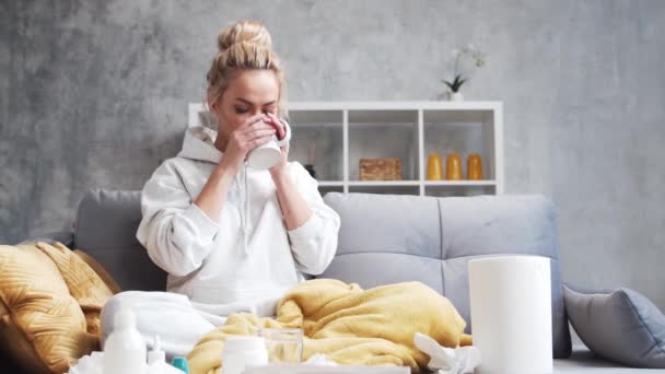 Evde Kendini Izole Eden Soğuk Algınlığı Olan Çekici Bir Kadın — Stok video