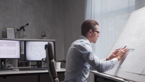 Arquitecto Concentrado Trabaja Loft Utilizando Tablero Dibujo Lugar Trabajo Del — Vídeo de stock