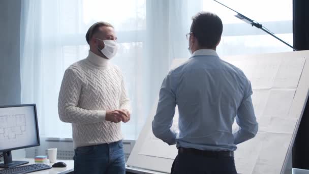 Arquiteto Seu Colega Máscaras Protetoras Homens Trabalham Loft Usando Prancheta — Vídeo de Stock