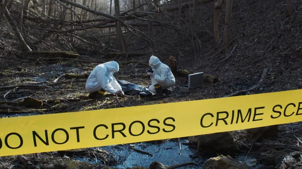 Detective Stanno Raccogliendo Prove Una Scena Del Crimine Gli Specialisti — Foto Stock