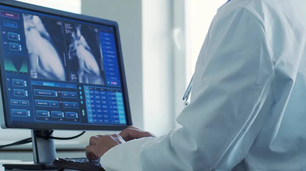 Médico Profissional Que Trabalha Escritório Hospital Usando Tecnologia Computador Conceito — Fotografia de Stock