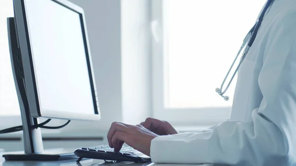 Medico Professionista Che Lavora Nello Studio Ospedaliero Utilizzando Tecnologia Informatica — Foto Stock