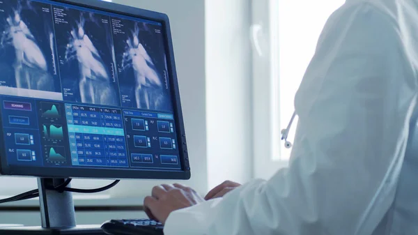 在医院办公室工作的专业医生使用计算机技术 心脏科和保健概念 — 图库照片