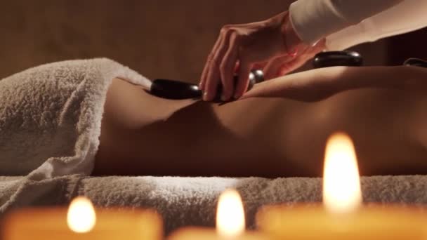 Junge Gesunde Und Schöne Frau Bekommt Hot Stone Massage Therapie — Stockvideo