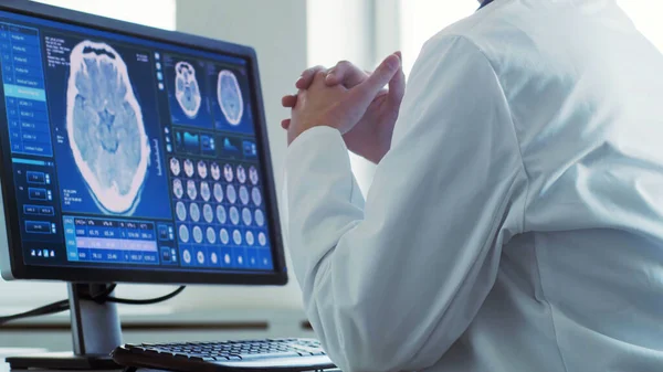 在医院办公室工作的专业医生使用计算机技术 神经外科和保健概念 — 图库照片