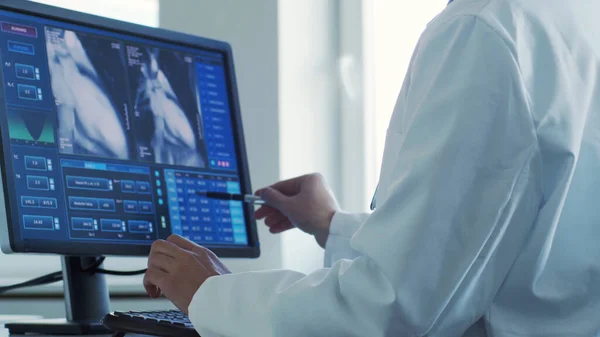 Médico Profissional Que Trabalha Escritório Hospital Usando Tecnologia Computador Conceito — Fotografia de Stock