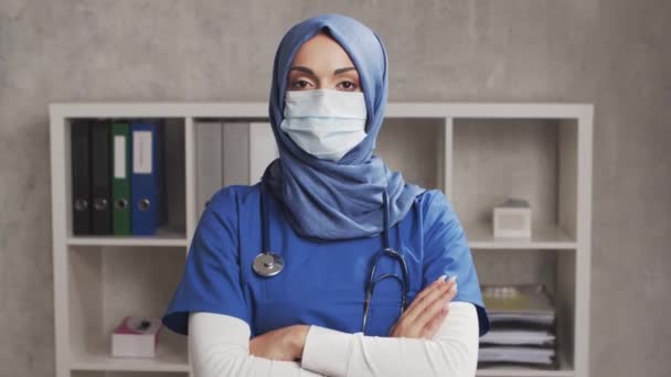 전문적 의사는 병원에서 보호용 마스크를 매력적 의사의 의학적 — 비디오