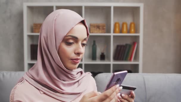 Joven Musulmana Hiyab Está Comprando Bienes Internet Casa Usando Teléfonos — Vídeo de stock