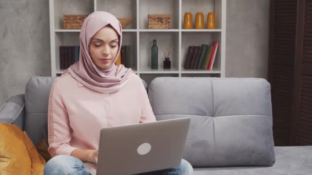 Ung Och Attraktiv Muslimsk Kvinna Hijab Arbetar Hemma Med Bärbar — Stockvideo