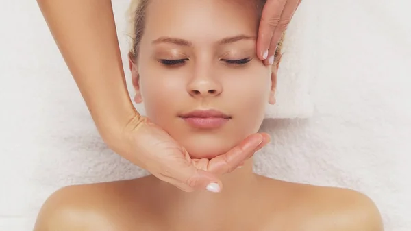 Mujer Joven Hermosa Saludable Salón Masajes Tratamientos Tradicionales Masaje Facial —  Fotos de Stock