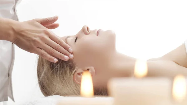 Mujer Joven Hermosa Saludable Salón Masajes Tratamientos Tradicionales Masaje Facial — Foto de Stock