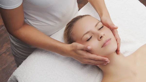 Mujer Joven Hermosa Saludable Salón Masajes Tratamientos Tradicionales Masaje Facial — Foto de Stock