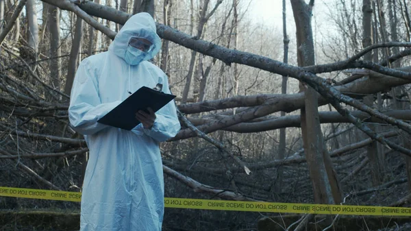 Detective Está Recogiendo Pruebas Una Escena Del Crimen Especialista Forense —  Fotos de Stock