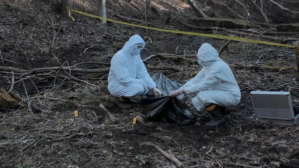 Los Detectives Están Recogiendo Pruebas Una Escena Del Crimen Los — Foto de Stock