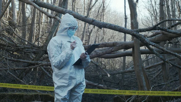 Detective Está Recogiendo Pruebas Una Escena Del Crimen Especialista Forense — Foto de Stock