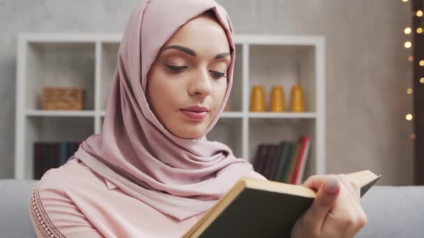 Türbanlı Genç Çekici Müslüman Kızın Yakın Plan Portresi Orta Doğulu — Stok video