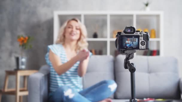 Mulher Jovem Atraente Está Gravando Blog Vídeo Com Uma Câmera — Vídeo de Stock