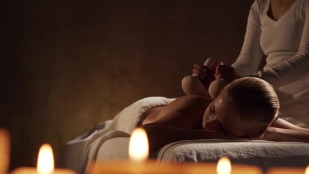 Junge Gesunde Und Schöne Frau Erhält Kräuterball Massage Therapie Wellness — Stockvideo