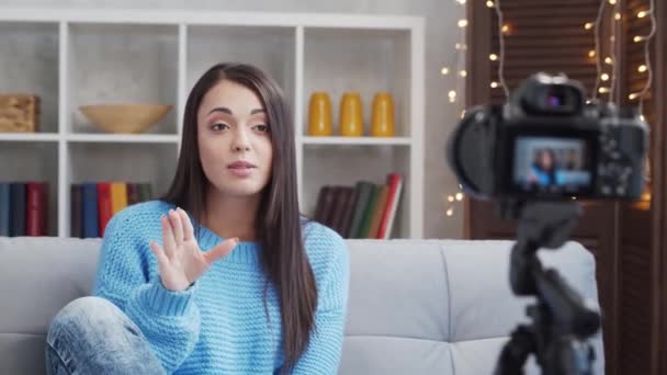 Mladá Atraktivní Bruneta Žena Nahrává Video Blog Kamerou Šťastná Dívka — Stock video