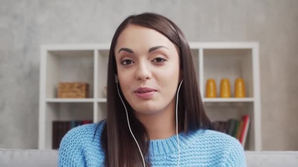 Genç Çekici Bir Kadın Evde Kulaklıkla Çalışıyor Serbest Çalışan Öğrenci — Stok video