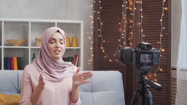 Jonge Aantrekkelijke Moslimvrouw Hijab Neemt Video Blog Met Een Camera — Stockvideo