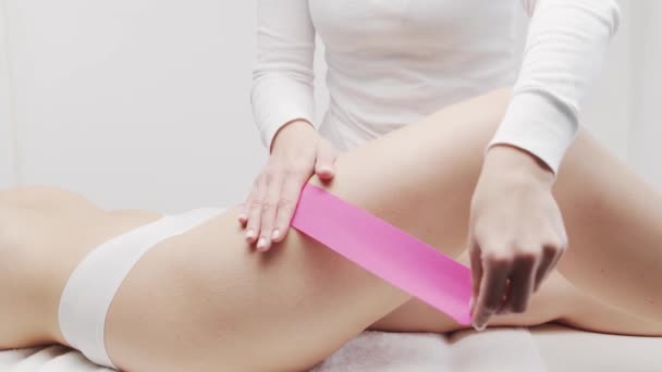 Therapeutin Klebt Kinesiotape Auf Den Weiblichen Körper Physiotherapie Kinesiologie Und — Stockvideo