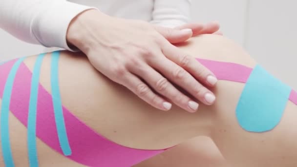 Terapeuten Applicerar Kinesioband Den Kvinnliga Kroppen Fysioterapi Kinesiologi Och Återhämtningsbehandling — Stockvideo