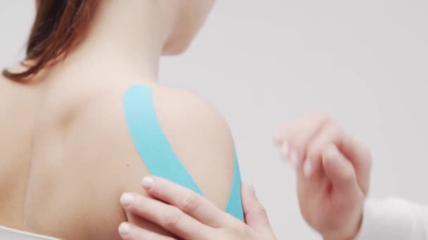 Therapeut Brengt Kinesio Tape Aan Vrouwelijk Lichaam Fysiotherapie Kinesiologie Herstelbehandeling — Stockvideo