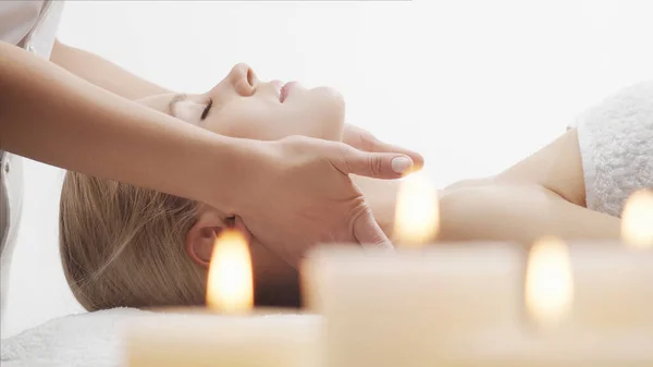 Mujer Joven Hermosa Saludable Salón Masajes Tratamientos Tradicionales Masaje Facial — Foto de Stock