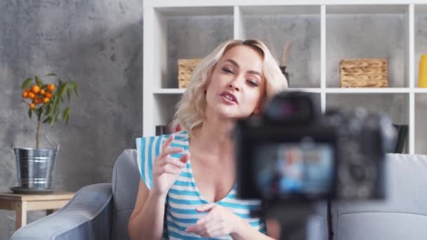 Ung Och Attraktiv Kvinna Spelar Video Blogg Med Kamera Lycklig — Stockvideo