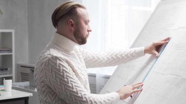 Arquitecto Concentrado Trabaja Loft Utilizando Tablero Dibujo Lugar Trabajo Del — Vídeo de stock