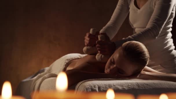 Mulher Jovem Saudável Bonita Recebe Terapia Massagem Bola Ervas Salão — Vídeo de Stock
