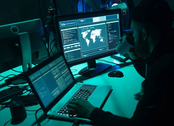 Hacker Membuat Penipuan Cryptocurrency Menggunakan Perangkat Lunak Virus Dan Antarmuka — Stok Foto