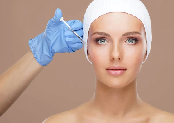 Docteur Injectant Dans Beau Visage Une Jeune Femme Chirurgie Plastique — Photo