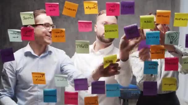 Timelapse Dos Empresários Fazendo Brainstorm Uma Reunião Usando Adesivos Vidro — Vídeo de Stock
