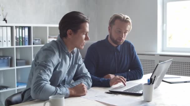 Dois Empresários Trabalham Juntos Escritório Moderno Equipa Empresários Está Ter — Vídeo de Stock