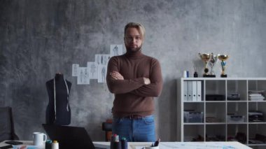 Genç ve yetenekli moda tasarımcılarının işyeri. Terzi şık çatı katında tek başına çalışıyor. Kıyafet çizimleri kullanıyor..