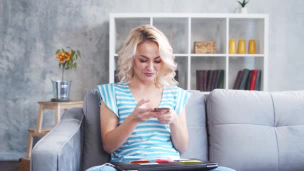 Νέα Και Ελκυστική Γυναίκα Εργάζεται Στο Σπίτι Χρησιμοποιώντας Smartphone Ελεύθερος — Αρχείο Βίντεο